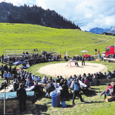 Kraftvolle Traditionspflege auf dem Hornberg für jung und alt - Der Schwingplatz auf dem Hornberg ist der höchstgelegene Schwingplatz der Schweiz. FOTO: ZVG
