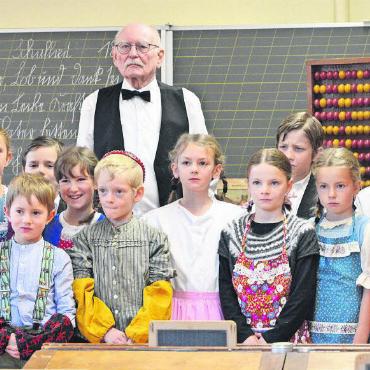 Schulstunden wie vor 100 Jahren - Klassenfoto wie vor 100 Jahren: Laut Gasser durfte man damals noch nicht lachen.