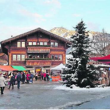Saaner Weihnachtsmarkt am Samstag, 23. Dezember - Weihnachtsmarkt auf dem Dorfplatz Saanen. FOTO: UELI MÜLLER