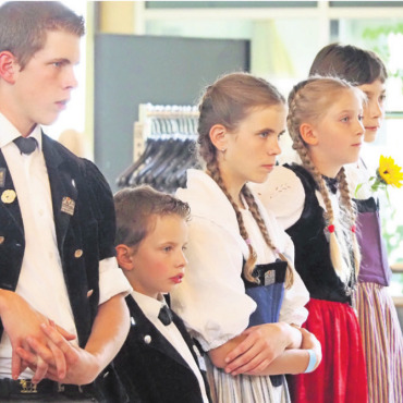 Mit Humor, Tradition und ganz viel Herz - Gespannt schauten und hörten die Jugendlichen den anderen Vorträgen zu.