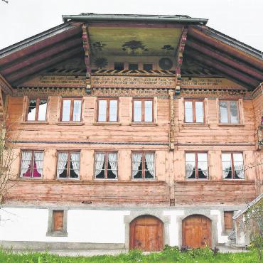 «Zweck des Rubi-Fonds ist es, das vorhandene schöne Kulturgut zu erhalten» - Das Baumberger-Haus am Spitzhornweg in Saanen mit der Paradiesdarstellung am Dachhimmel. FOTOS: ANITA MOSER