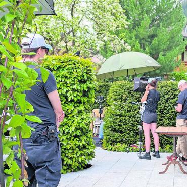 Filmdreh: «Eurotrash» am Originalschauplatz - Geschützt hinter der Hecke spielen die Schauspieler die Forellenszene.