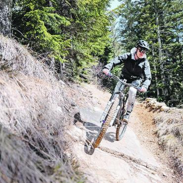 Schaufeln fürs Herzensprojekt - Romeo Cairoli während eines Trainingslagers mit Swiss Cycling und der Nationalmannschaft in Vigezzo (ITA) 2023. Er unterstützte die Schweizer Fahrer beim Bikesetup und an der Strecke. Hier ist er gerade beim Liniencheck.