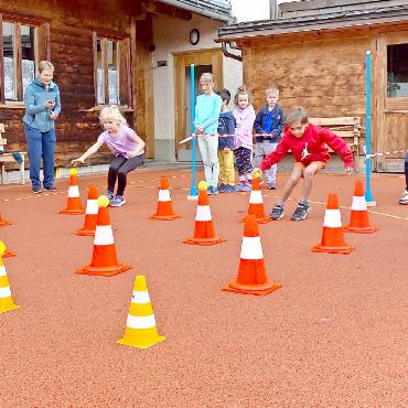 Dynamische Vielfalt am Sporttag in Schönried - Dynamik und Geschick waren beim P arcours für die Youngsters gefragt.