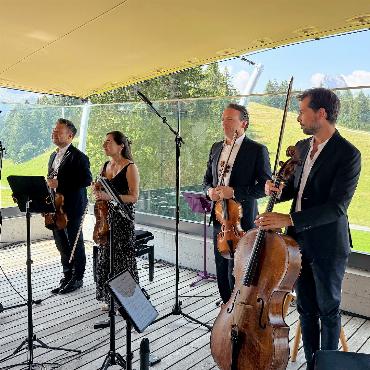 Gute Musik hat keine Grenzen - Das «casalQuartett» fühlte sich vor der herrlichen Bergkulisse sichtlich wohl. FOTOS: TINA DOSOT