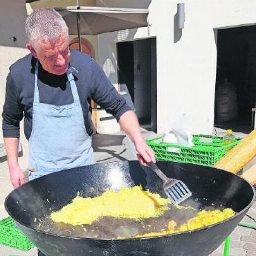 Frohes Eiertütschen und lebhaftes Osternäschtlisuchen - Kobi Zeller, oder «Eierkobi», wird nicht müde, in der riesengrossen Pfanne Rösti mit Speck anzurichten. Vergoldet mit einem Spiegelei verkauft er den geduldig anstehenden Gästen Portion um Portion.