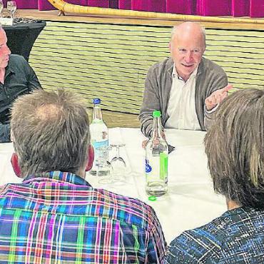 Einstimmung auf die Nationalratswahlen: politische runde Tische mit angeregten Gesprächen - Die Gespräche waren lebendig und vielfältig, so diskutierten die Anwesenden beispielsweise über die Besteuerung, den Fachkräftemangel und den Stadt-Land-Graben.