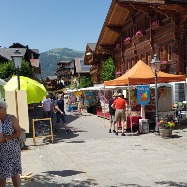 Ländlerfest Gstaad oder  «Musik ist ein gelebtes Gefühl» - Die Promenade glich einer Marktgasse. Besonders am Softeis-Stand bildete sich mit steigenden Temperaturen immer mehr Gedränge.  
