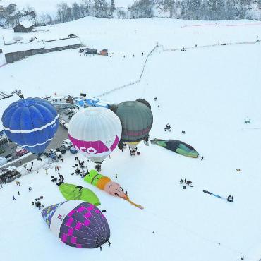 Windige Sache: Turbulentes Ballonfestival endet positiv - Blick auf den Startplatz, wo verschiedene Stadien der Startvorbereitung sichtbar sind.