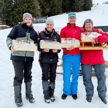 Rasante Tradition auf Kufen - Die beiden Damenteams: v.l. Fabienne Kohli und Celine von Grünigen sowie Susanne Sommer und Daniela Kobel.