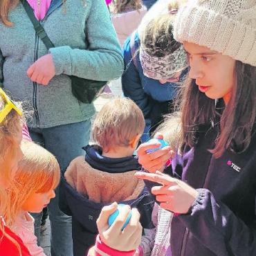 Frohes Eiertütschen und lebhaftes Osternäschtlisuchen - Beim Eiertütschen geht es darum, wessen Ei zuerst an beiden Enden zu Bruch geht. Oder aus der Perspektive der Siegerin oder des Siegers: Die Person mit dem Ei, das am Schluss keine Risse aufweist, hat gewonnen.
