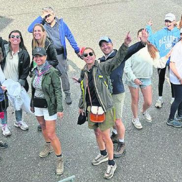 Wandern gegen Kinderkrebs - Bereit, um auf den Hornberg zu wandern: motivierte Canwalk-Teilnehmende. FOTOS: ZVG