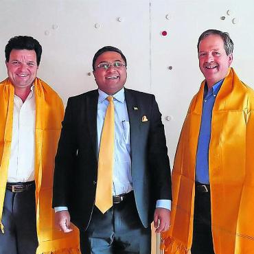 «Die Spitalfrage war sicher eines der komplexesten und emotionalsten Dossiers» - Bollywood und Saanen, die gehören zusammen: 2019 war der indische Botschafter George Sibi (Mitte) zu Besuch im Saanenland und auch in der