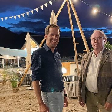 Die Lions starten ins neue Präsidentenjahr mit BDG-Vortrag - Matthias In-Albon (links) mit Hans Moratti, Präsident des Lions Clubs Gstaad-Saanenland, auf dem Eggli. FOTO: ZVG
