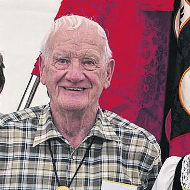 Auf Erwin Boss folgt Peter Boss - Ernst Kneubühl, 94-jährig aus Zwischenflüh, freut sich als ältester Sturmgewehrschütze.