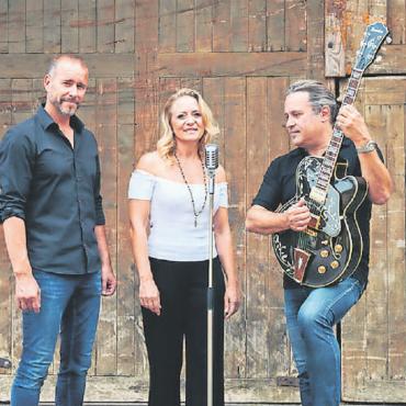 Trio «Vocus» zu Gast in der Grubenberghütte - Barbara Andrey, Gesang und Handperkussion, Patrik Andrey, Gesang und Mike Bischof, Gesang und Gitarre FOTO: ZVG