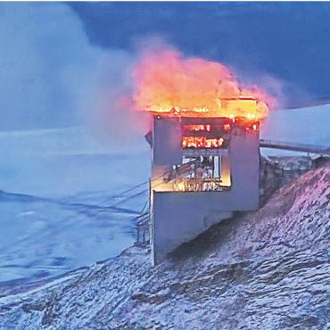 Glacier 3000: Restaurantleiterin wurde freigesprochen - Was den Brand im September 2022 auf dem Glacier 3000 verursacht hat, ist nach wie vor nicht zweifelsfrei geklärt. FOTO: ARCHIV/ZVG