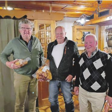 Mit «Chopf, Gspüri u em richtige Blatt» zum Sieg - Hans Zeller (2. Platz), Walter Zingre (1. Platz) und Jakob Walker (3. Platz). FOTO: ZVG