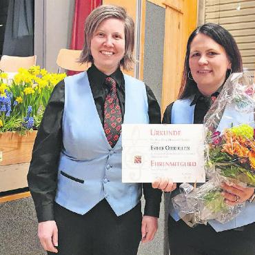 Musikalische Leckerbissen an der Brass Gala Night in Schönried - Mit einer herzlichen Laudatio von Präsidentin Sandra Jost (links), wurde Esther Oberholzer als neues Ehrenmitglied aufgenommen. Ihre musikalische Laufbahn weist fünf Schweizermeistertitel einen Vizeeuropameistertitel und viele grandiose Konzerte auf. Die Flügelhornspielerin ist immer als Gastspielerin willkommen.
