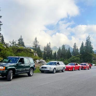 Viele Kurven, 400 Kilometer und gute Gesellschaft - In einer Kolonne die Passstrasse hoch. FOTO: ZVG