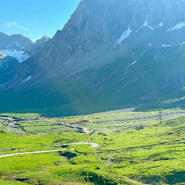 Mit Seilen und Helikoptern auf über 2500 Metern im Einsatz - Die Masten sind in eine eindrückliche Landschaft integriert. FOTOS: ZVG