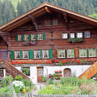 Glodo Dubach und die königlichen Blüten am Säumerweg - Das Boo-Haus wurde 1630 im Saaner Unterbort von Zimmermeister Glodo Dubach für eine Familie Aellen gebaut. Es ist möglich, dass es einst als Gasthaus auf dem alten Säumerweg ins Welschland diente.   FOTOS: MARCEL REICHENBACH