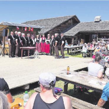 Strahlend schöner Wispile-Sufsunntig 2022 - Der Jodlerklub «Gruss vom Wasserngrat» erfreute die Anwesenden mit Naturjutzen und Jodelliedern.