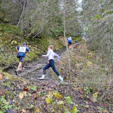 Jahresrückblick 2024 – Sport: Saanenlands Sportelite überzeugte - Dynamisch den Berg hinauf: Berglauf Arnensee 2024. FOTO: HANS BETTLER