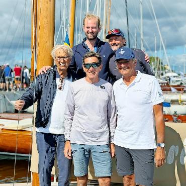 Besondere Ehrung für GYC-Mitglied Peter Theile - Peter Theile (links), sein Sohn Tilman (dahinter) und die restlichen Mitglieder seiner Crew. FOTOS: ZVG
