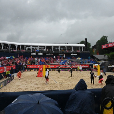 My-Block-Move geht auch mit nassen Händen - Das Publikum blieb, der Regen ging wieder: Eingehüllt in Regenschütze gingen die Ballkinder ihrer Aufgabe nach und die Zuschauerinnen und Zuschauer verfolgten weiter die Spiele am Samstagmittag. Belohnt wurden alle mit einer unerwartet langen Regenpause bis zum letzten Match des Tages. (Foto: AvS)