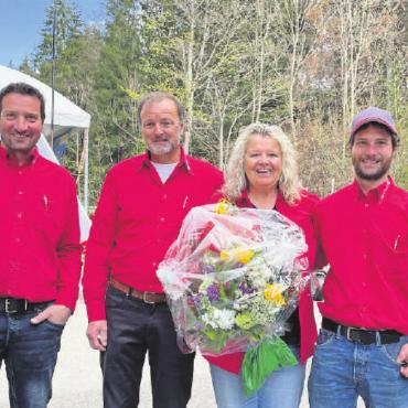 Betriebsübergabe und Firmenjubiläum - Sie hatten allen Grund zur Freude: Silver Annen (seit 2002 im Betrieb), Peter Zingre (der ehemalige Patron wird sein Arbeitspensum reduzieren), Luzia Pulver (seit zehn Jahren im Team) und Sandro Romang, seit 1. Januar 2022 Besitzer und Betriebsleiter der Firma.