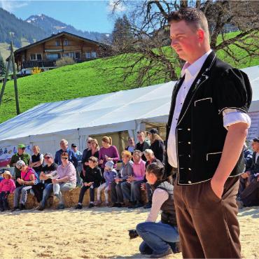 Nachwuchs glänzt an der Viehschau - Richter Sven Bigler im Einsatz.