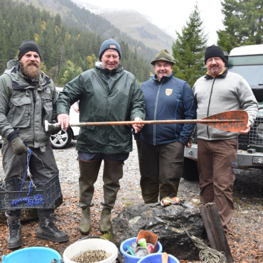 Arnenseeputzete - von links: Daniel Ducret von den Highland Fishern, Stefan Romang vom Angelfischerverein Saanenland, Beat Kunz von der Pachtvereinigung Spiez und Marcel Burri vom Angelfischerverein Saanenland.    (Fotos: Anita Moser)