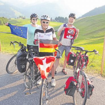 533 Kilometer von Darmstadt ans EFG Swiss Open Gstaad - Glücklich angekommen: v.l. Solveigh Matthies, Bernd Schäfer und Armin Schwarm.