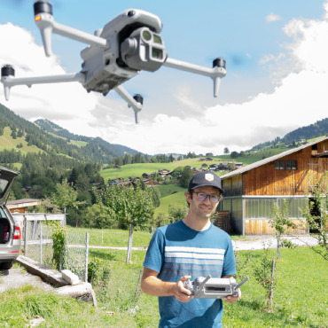 Blick in die Vergangenheit - Martin Baumann mit GPS-Drohne: Die Aufnahmen ermöglichen unter anderem die Berechnung eines 3D-Modells des Geländes. FOTO: JONATHAN SCHOPFER