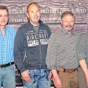 Alpkäser und -käserinnen aus dem Saanenland geehrt - Die geehrten Gstaader Senner: Daniel Hauswirth, Hansueli Müllener, Georg Reichenbach und Christian von Siebenthal (von links). Es fehlt Silvia Hauswirth.
