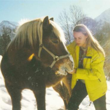 Das Jahr des Feuerpferdes - Eine Basler Pferdeliebhaberin aus der Familie der Philosophin in Lauenen.
FOTO: LADY MOCCA