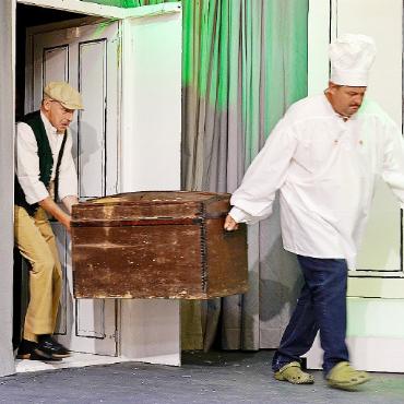 Theatergruppe Turbach mit Akkordeonist Gyorgi Spasov