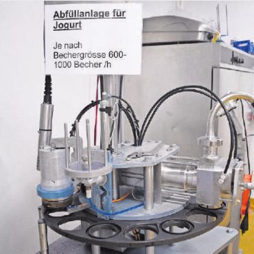 Einblick in die neue Molkerei Gstaad - Rund 35 Tonnen Joghurt werden in der Molkerei Gstaad jährlich produziert.
