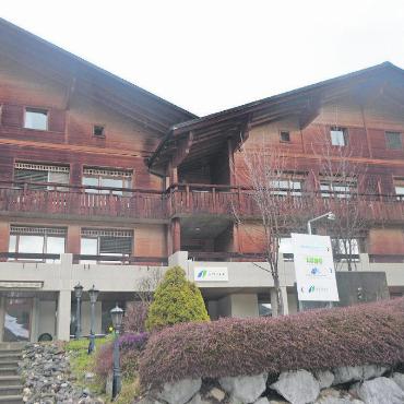 Das alte Spital wird wieder zum Thema - Vor einigen Jahren war im Holzbau des alten Spitals in Saanen ein Medical Center einquartiert. Im Hinblick auf die prekäre Hausärztesituation prüft der Gemeinderat nun Möglichkeiten für ein neues Angebot. FOTO: JENNY STERCHI