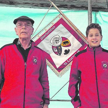 «Gut Schuss» auf die nächsten 75 Jahre - Das älteste Mitglied Max Reichenbach mit Jahrgang 1948 (links) und Nicolas Oehrli, eines der zwei jüngsten Mitglieder mit Jahrgang 2010. FOTO: ZVG