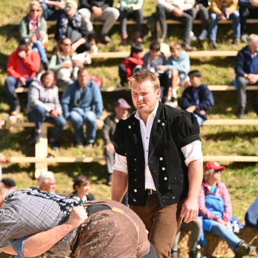 Aellen Florian ist Festsieger auf dem Hornberg - Einmal schwingen, immer schwingen: Der ehemalige Schwinger Andy Mösching ist selbst nicht mehr aktiv, aber als Kampfrichter steht er gern noch mal im Sägemehl.  (Foto: AvS)