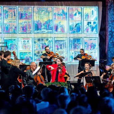 Drama in zwei Hälften - Patricia Kopatchinskaja mit Orchester – und grossen Projektionen im Hintergrund. FOTOS: RAPHAEL FAUX