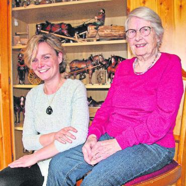 Generationenübergreifende Kunst: Vom Opa inspiriert und gefördert - Denise Schwizgebel mit ihrer Oma Margrit Schwizgebel.