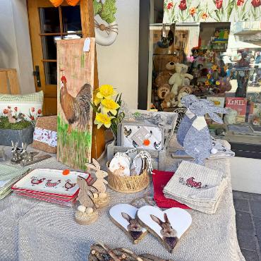 Frühlingsfreude beim Ostermarkt in Saanen - Einer der reich dekorierten Osterstände: von Hasen über Hühner bis zu Osterglocken – hier gab es alles, was das Osterherz begehrt.