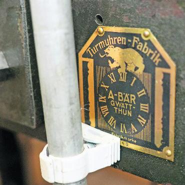 Wer hat an der Uhr gedreht? - Ein kleines Messingschild erinnert an den Erbauer Adolf Bär im Jahr 1943.