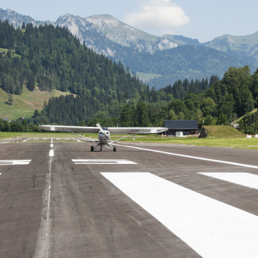 Solaranlage statt Betonpiste? - Noch starten und landen Flugzeuge auf dem Flugplatz Zweisimmen. Wenn Ernst Hodels Vision durchkommt, könnte damit schon bald Schluss sein. (Foto: AvS)