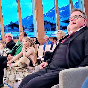 Seit 20 Jahren an der Spitze der BBHS - Für einmal durfte sich der Dirigent zwischen den Kompositionen auf einem Sessel ausruhen. FOTOS: LÉONIE MÜLLER