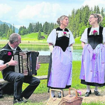 Zweites Saaner-Proms-Konzert - Das Jodelduett «Stärneblueme» mit Rolf Steiner am Akkordeon. FOTO: ZVG