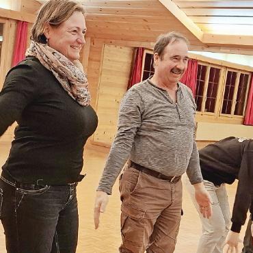 Freilichttheater: Die Proben haben begonnen - Zum Einstieg in die Proben gibt es Lockerungs- und Konzentrationsübungen.